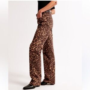 Abercrombie and Fitch Women's Curve Love
Low Rise Baggy Jean Size 30/10R